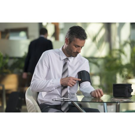 OMRON EVOLV Intellisense felkaros okos-vérnyomásmérő Bluetooth adatátvitellel